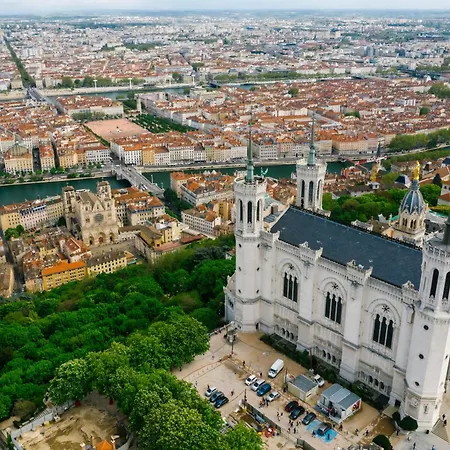 Proche Hôpitaux, 15 Mn Du Centre Lyon